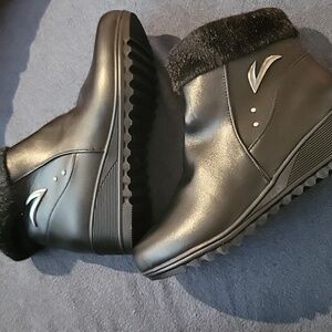 NWT Faux Leather & Fur Lined Black Booties 36
